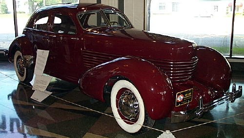 1936 Cord 810 Beverly Sedan.jpg